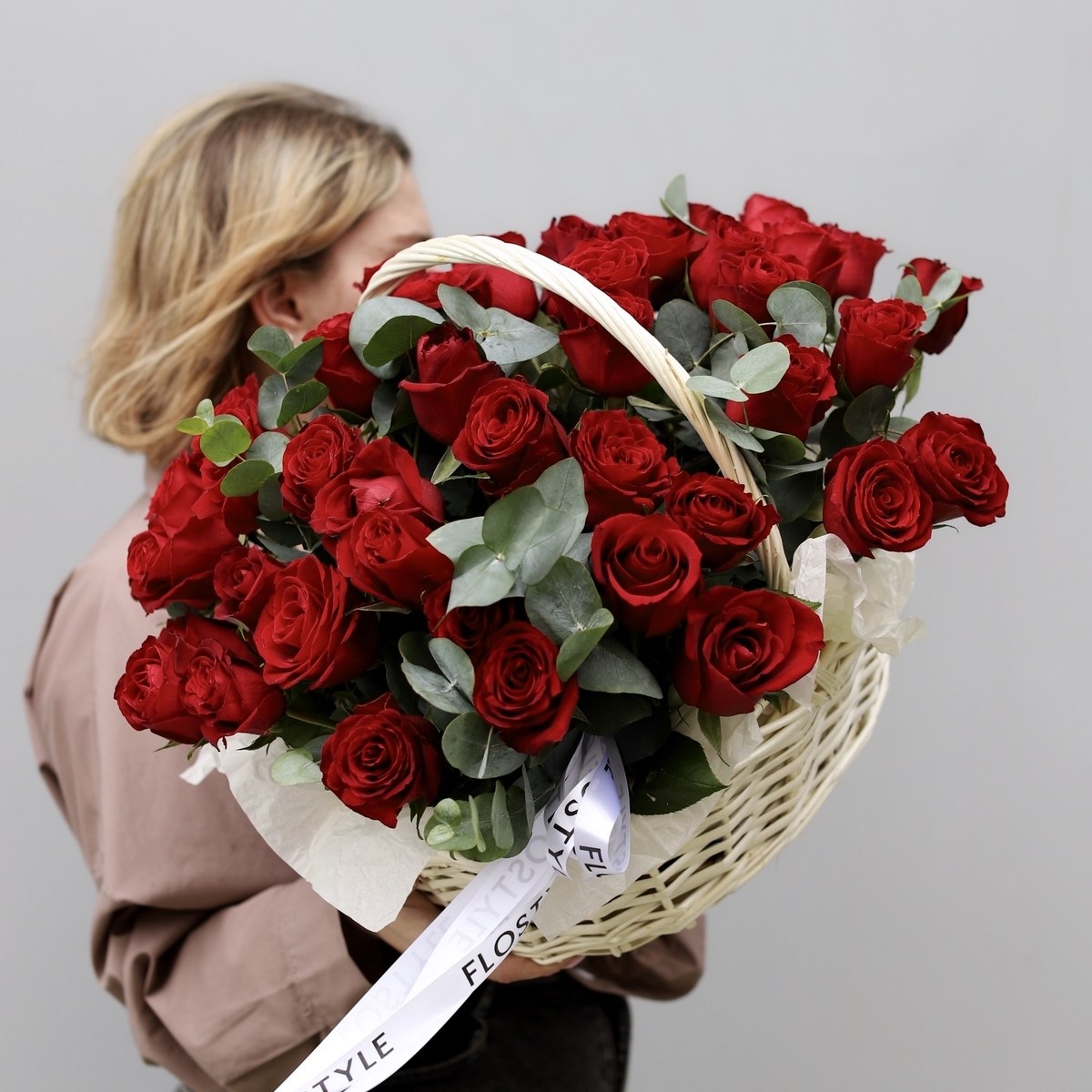 51 красная роза в корзине